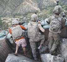 Возможно это фото постановочное. НО! Обратите внимание как эти южные люди (арабы, негры) стреляют из калашникова - 90% не используют присутствующий приклад. Не глядя на линию прицела. Если найдутся фотографии с чеченской, постоянно присутствующие охранники высокопоставленных боевиков с пулеметами, причем со спиленными прикладами. Причем в очень людном месте. Я прикидываю что будет ежели пару-тройка таких дебилов в толпе своих от пуза начнет отстреливаться. Ещё плюс, в копилку непостановочности кадров, на многих фотографиях с ближнего востока, и даже ранее в гражданском противостоянии в Ирландии, в кадры боестолкновений часто попадают мирные люди и дети присутствующие при несильном бое и не обращающие на бой внимание, занятые своим делом. Лень искать фото из Афганистана, где настороженным америкосам, в полной боевой экипировке, мальчик приносит чай. Или вот такие кадры. Последний взят с видео, там реально стреляют.