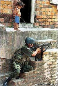 Возможно это фото постановочное. НО! Обратите внимание как эти южные люди (арабы, негры) стреляют из калашникова - 90% не используют присутствующий приклад. Не глядя на линию прицела. Если найдутся фотографии с чеченской, постоянно присутствующие охранники высокопоставленных боевиков с пулеметами, причем со спиленными прикладами. Причем в очень людном месте. Я прикидываю что будет ежели пару-тройка таких дебилов в толпе своих от пуза начнет отстреливаться. Ещё плюс, в копилку непостановочности кадров, на многих фотографиях с ближнего востока, и даже ранее в гражданском противостоянии в Ирландии, в кадры боестолкновений часто попадают мирные люди и дети присутствующие при несильном бое и не обращающие на бой внимание, занятые своим делом. Лень искать фото из Афганистана, где настороженным америкосам, в полной боевой экипировке, мальчик приносит чай. Или вот такие кадры. Последний взят с видео, там реально стреляют.