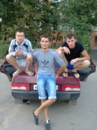 Фотография не четкая. Резкости маловато. Надо было тому, который стоит, резко запрыгнуть на машину и четко сесть на корты, наверное...