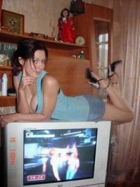 А ента симпотиии-и-шная... И умная ))) Не стала на плазменный телек укладываться ))) И умная, и симпотная... Позвони, а?