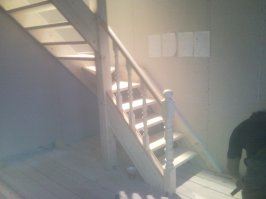 респект и уважуха, если сам делал. Так как знаю что такое, делать лестницы. Сам дома сделал 2 лестницы. Прежде чем делать месяцами лопатил инет, и пришёл к выводу что на тетеве смотрится эстетичнее и практичнее, тем более инструмент есть. а так молоток чувак с руками))) есть конечно косяки, не без этого. Но человек делал для себя и от душу старался, так что повторюсь РЕСПЕКТ И УВАЖУХА.
P.S. вот моя работа. по поводу высоты 20 это нормально, если соблюдается шаг.