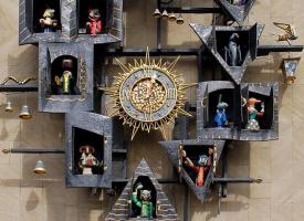 ЭЛЕМЕНТАРНАЯ МЕХАНИКА!!! Причем прямолинейная... мог бы и усложнить!!! 
Вот это бы в разрезе увидеть!!! 

П.С. КТо не в курсе это часы над театром кукол им. Образцова в Москве.