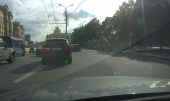 Зато, очень интересна вот эта фотография. По мимо того, что под "кирпич" заехали не только эвакуаторы, здесь можно увидеть, как создаётся пробка на ровном месте.
В самом туннеле три полосы, а пред ним четыре, но можно ехать и в пять рядов. И все, в общем, об этом знают. Но всегда найдутся объездуны (те же обочичники), как и автор, которые будут престраиваться в последний момент тормозя всё движение.