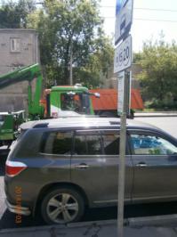 Добрый день, Уважаемый автор, хотел бы немного прояснить и поделиться точкой зрения, отличной от той которую описали в Вашей стать Вы. Итак начну сначала "...Аккурат между знаком парковки с указанием способа (бочком к бордюру) и тотемным столбиком для оплаты...." - отвечу доказательствами которые думаю помогут Вам понять ситуацию (если Вы конечно читали правила дорожного движения):
1) Первая фотография показывает, что знак начинает действовать от дома № 18а стр. 1
2) Фотография места стоянки автомобиля
3) Фотография показывающая, что данный автомобиль с точно такими же государственными номерами, которые указаны у Вас в квитанции на фото
А Теперь самое интересное. Зона действия знака 3.27 "Остановка запрещена" начинает действовать непосредственно от места установки данного знака и заканчивает действовать на перекрестке, либо до знака отменяющего его. Итак, а что же мы видим на данных фотографиях? Автомобиль стоит аккурат половина на половину до и после знака парковки, в этом случае он приравнивается, к автомобилям, которые нарушают. Вот если бы Вы поставили его на 2 метра дальше никто даже и не посмотрел бы на Ваш Автомобиль. 
Аналогичный пример за, что могли бы наказать: Выезд за линию "Стоп", Выезд на полосу встречного движения, наказывается даже если выехало всего половина автомобиля.
А - то получается, что все вокруг мудаки, а вы один правильный и такой охрененный юморист