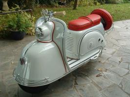 Дизайн - бомба )) современные Веспы отдыхают. 
А между тем конвейер со стиральными машинами , холодильниками МИР и танками Т-34 полностью унифицирован.