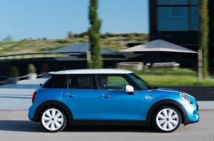 Так получилось, что Лифан Смайли выпускается с 2008 года, а пятидверный Мини появился только в 2014, так что в данном случае китайцы вполне могут подтянуть Мини за плагиат:)