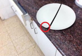 Там один кусочек отвалился. Он сразу в глаза бросается... Раздражает