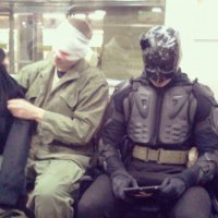 а на этой фотке кто круче по-вашему? Бэтмен или чувак с пробитой головой?