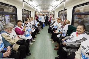 Бабки в метро в будние в 7 утра. КУДА ВЫ ЕДИТЕ ВСЁ??? Не можете на пару часов позже когда все уже на работе будут!