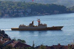 Два китайских фрегата вошли в Черное море курсом на Новороссийск \ Фоторепортаж

06:34 05.05.2015	0 комментариев		Новороссийск
4 мая 2015 года около 19:00 мв, по данным мониторинговой группы BSNews и «Майдана иностранных дел», два новейших однотипных китайских ракетных фрегата - LINYI (547) и WEI FANG (550) - вошли из пролива Босфор в Черное море.
Как сообщили наши корреспонденты в Стамбуле, турецким СМИ цель визита кораблей в Черное море пока неизвестна. О визите в Черное море китайских кораблей нигде не сообщалось.
Однако, по данным источников BSNews, фрегаты (или, по крайней мере, один из них) направляются в Новороссийск для участия в мероприятиях в связи с 70-й годовщиной победы над фашистской Германией.
Впрочем, не исключено, что один из них посетит порты других черноморских стран, как это было во время предыдущего захода двух китайских фрегатов в Черное море в 2012 году.
Оба фрегата относятся к типу (Jiangkai II-Class) и входят в состав Северного флота ВМС Китая, базирующегося в Циндао (Qingdao).