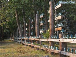 Сколько говорено про "Не гуляй, где живешь, не воруй, где работаешь". Тут же большинство натырило на дурняк (либо просто приспособило) списанный хлам. А вот позитивный карандашный заборчик очень порадовал! Ну и в продолжение темы - забор от электрика (видимо...)