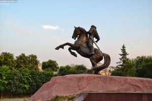 Много ошибок, но суть передана верно. Сама с Рязани, не буду спорить, было или нет - теперь это не доказать, остается только обмениваться своими мнениями. А это - вид памятника Евпатию Коловрату (последнее фото в посте), только с другой стороны. Памятник находится в Рязани, на Почтовой у глав.почтамта.