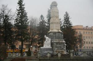 Памятник В. И. Ленину (Уфа)

г. Уфа, сквер Ильича на углу ул. Ленина и ул. Коммунистическая.

 
Памятник В. И. Ленину был установлен в сквере Ильича на углу улиц Ленина и Коммунистической.

Решение о сооружении памятника приняли в дни траура — в январе 1924 г.

В апреле 1924 года был объявлен 10-дневный конкурс на лучший проект памятника вождю мирового пролетариата. Победил в нём техник-строитель Дмитрий Михайлович Ларионов (позже он стал главным архитектором города).

Газета «Власть труда» за 1 мая 1924 года писала: «Комиссия по увековечению памяти Ленина утвердила проэкт памятника ему, составленный техником Ларионовым. По проэкту бронзовый бюст тов. Ленина находится на мраморном пьедестале на высоте двух сажен. Выше бюста идет обработка памятника искусственным песчаником. Над пьедесталом на гладкой поверхности памятника красуется государственный герб. Выше герба — канделябры с электрическими лампочками. На высоте пяти сажен памятник увенчан шаром, покоящимся на мраморной глыбе. Шар окаймлен лентой с лозунгом «Пролетарии всех стран, соединяйтесь» и изображает символ международного объединения трудящихся масс. Вместе с утверждением проэкта комиссия постановила премировать автора пятью червонцами».

Для создания памятника понадобился мрамор. «Каменоломню» нашли буквально под рукой — на противоположном конце улицы Бекетовской (позже Социалистической) на Иоанно-Предтеченском кладбище. В строительство пошли надгробные мраморные плиты… Этот факт вскрылся при реставрации памятника в 1990-х годах.