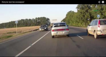 То, что дорожная разметка стрелкой показывает, что надо перестраиваться к делу не относится. В момент инцидента жигули были на своей полосе и движению форда не препятствовали. Виновата "стиральная доска" IMHO. Кого-то ранее на этом месте "несло" уже. Вот смотрите: