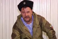 В Луганской области атаман Косогор велел торговцам делиться.



В Красном Луче (в зоне, контролируемой ополченцами) казачий атаман С.Ю.Косогор объявил, что местные торговцы обязаны делиться товаром с представителями ополчения и мирным населением. В противном случае, по его словам, товар будут просто отбирать.

Выступая по ТВ, атаман выразил недовольство тем, что ополченцы, «которые защищают этот край, даже пачку чая бесплатно не могут выпросить». «Стоят торгаши на рынках... Рубль не уступят!», — возмущался он.

Косогор подчеркнул, что торговцам придется делиться. «Вы магазины пооткрывали для того, чтобы нажить свои сумки — не получится. Вы будете нас содержать или торговать не будете: приедем, отберем, заберем и раздадим. Торговать, набивать карманы — так не получится», — заявил он.

С.Ю.Косогор является окружным атаманом «Всевеликого войска донского». Утверждается, что он имеет звание генерал-майора.