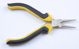 а круглогубцы где?