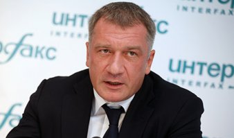 Депутат Законодательного собрания Ленинградской области Владимир Петров решил проверить, сможет ли поросенок прожить на минимальную зарплату. В ходе эксперимента Петров целый месяц будет кормить одного кабанчика на МРОТ, а второй будет питаться по нормам потребительской корзины.

При этом Володенька будет ездить туда на Range Rover стоимостью более 5 млн рублей. Если поделить 5000000 на МРОТ 7450 рублей, то получится 55 лет.