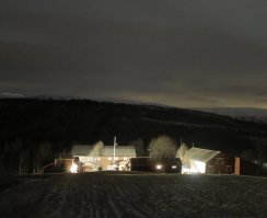 Про Хессдален правда - норвежцы даже станцию наблюдения построили 
10-20 раз в год появляются огни.