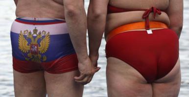 Что это? Что за дебилизм носить флаг и герб страны на нижнем белье??? Помоему это не проявление патриотизма, а как раз наоборот - оскорбление! Ладно тупые амеры, ну наши!!!!
Мля....ПАТРИОТ-ИДИОТ!!!!!!!!!!!!!!!!!!!