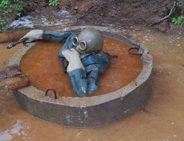 Успешное решение, которое может дополнить теплый коврик.
Практичная лаконичность
Все в меру, смущает лишь прозрачность душевой кабины.