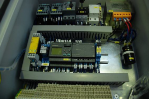 Как уже говорили - "серпантин-въезд" занимает много места. На счет электроники - согласен, у серпантина ее нет... С другой стороны, до сегодняшнего дня оборудование ни разу не подводило. Мы используем контроллеры от ведущего производителя электроники Siemens. 

С уважением,
PANDA LIFT