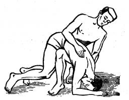 Ох уж эти китайцы-затейники. Есть и попроще способ, но не менее эффективный. Становишься на одно колено. На согнутое колено второй ноги на живот (как бы переламывая тело пополам) ложишь утонувшего. Постукиваниями раскрытой ладони по спине освобождаешь его легкие от воды. Если после этого человек сам не пришел в сознание и не начал дышать, то искусственное дыхание и не прямой массаж сердца.