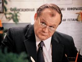 Времена таких Столпов как Евстигнеев, Ефремов, Ульянов, Папанов, Миронов и многих, многих других великих актеров нашего Театра и Кино к сожалению безвозвратно уходят. Но пересматривая их роли, изучая биографии и факты из жизни многое можно подчерпнуть: как жили, как играли, как проводили досуг, как дружили! Одним из лучших друзей Евгения Александровича был Петр Иванович Щербаков (всем известный Бубликов из "Служебного романа"), сыгравший с Евстигнеевым вместе во многих фильмах. Когда из Лондона 4 марта 1992 года пришло известие о кончине Евстигнеева, то Петру Ивановичу несколько дней не решались сказать об этом.  Узнав о смерти друга, он слег и скончался 16 марта 1992 года, пережив Евстигнеева всего на несколько дней.