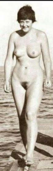 Меркель в костюме нудистки: