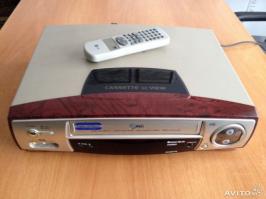 Родители в 90-м себе Shivaki взяли. А я себе в 96-м уже навороченный LG взял. 4 головки, режим Long play, замедленный и покадровый просмотр, Видео доктор (если честно так себе). Но больше всего меня в нем радовала возможность одной кнопкой на пульте запустить функцию перемотки кассеты (очень шустрая кстати: 180 VHS за минуту перематывал от конца на начало! Кто в теме тот знает какое это нудное дело было), после окончания пленки на начало, "выплевывал" кассету и отключала сам магнитофон. Т.е. когда по окончании фильма начинались титры, ты мог отключить ТВ и идти спать (смотрели то в основном ночью), а утром тебя ждала перемотанная кассета. Вот такое чудо у меня работало (а сейчас в шкафу отдыхает):