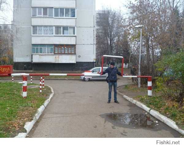 а здесь-то что? это специально делают для людей, что бы не нагибались и не обходили шлагбаум!