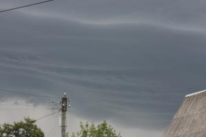 подобные облака видела этим летом на даче. жутковато выглядит в реале