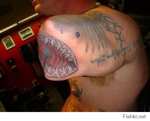 мужику акула руку откусила, поэтому на культе он наколол татуировку той акулы, которая позволила сделать ему эту татуировку.