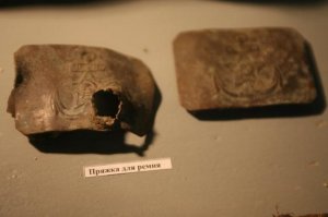 Это пуля вошла в спину пробила бляху насквозь?