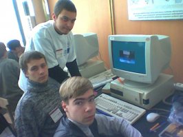 Играешь в Вольфштайн на 485 втроем. Не по сети, а втроем - один ходит, второй стреляет, а третий двери открывает.