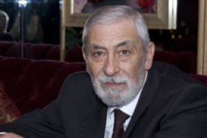 Он больше на Кикабидзе похож.