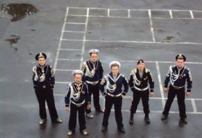 В отличии от других, Вильям реальный пилот вертолета, а его брат был несколько раз в Афганистане со своим подразделением.
А при виде ниже и выше приведенных подлые НАТОвцы если и помрут, то только со смеху, ведь на весь мир "вежливых" не напасешься.
Пы.Сы. автор сомневался насчет моряков - да их навалом.