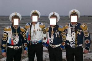 В отличии от других, Вильям реальный пилот вертолета, а его брат был несколько раз в Афганистане со своим подразделением.
А при виде ниже и выше приведенных подлые НАТОвцы если и помрут, то только со смеху, ведь на весь мир "вежливых" не напасешься.
Пы.Сы. автор сомневался насчет моряков - да их навалом.