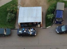 Ненавижу таких пешеходов, которым места мало там, где камаз проедет.
Наверно душа у них широкая, раз протиснутся к помойке не могли!