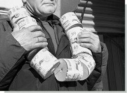 Заранее извините за туалетный (сортирный) юмор, но про т/бумагу (с просечкой - дырочками для ровного обрыва листа) времен СССР даже анекдот был.
СССР. Инженеры - конструкторы изобрели новый сверхзвуковой самолет. Все хорошо. но есть одно "но", при прохождении звукового барьера ломаются крылья возле фюзиляжа. Все конструкторы перепробовали - ничего не получается. И вот им посоветовали обратиться к мужику Васильечу - мол мужик работает на заводе, головастый - может он чего и посоветует.
Пришли к Васильечу, все рассказали, он им и говорит.
- Приходите через 2 недели, авось чего придумаю.
Пришли, спрашивают:
- Ну что Василич - придумал?
- Ага, вы там где крылья ломаются, дырок наверлите!
Ушли в раздумьях, но решили попробовать. Попробовали - держатся крылья, не ломаются. Звонят мужику:
- Мля, как, мы все лучшие умы привлекали - ничего, как ты догодался?
- Так это, у нас же так туалетную бумагу делают - никогда, падла, по дырочкам не рвется!