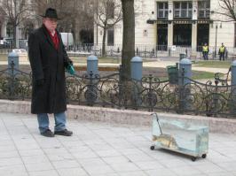 на прогулке с аквариумной рыбкой)))