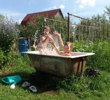 Плескаться в воде в летний зной))