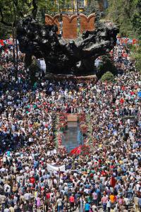 признаться не ожидали что наш ролик вызовет такой резонанс, сделали его в надежде что если хотя бы одного человека из воющих сторон он тронет - то уже не напрасно старались, я автор стихотворения, сделан он по мотивам стиха нашего акына Джамбула Джабаева, когда-то глубоко сострадавшего блокадным ленинградцам, я гражданка Казахстана, наполовину украинка, предки моей мамы из Харьковской области, есть друзья  и в Киеве, к слову, не сторонники хунты, есть друзья  и в вост Украине,в Мариуполе, отвечаю всем кто смеет заявлять - вам-то мол, казахам какое дело?! - если кто не знает - казахи принимали участие в Великой Отечественной, каждый второй из 1,2 млн призванных на фронт не вернулись, казахи не приемлют фашизм в любых его проявлениях, нам все равно отрекаются от нас украинцы или нет - мы считаем Украину родной нам, хотя бы потому что на фронтах Великой Отечественной украинцы стояли бок о бок с нашими дедами, это наши братья, и нам далеко не все равно что там происходит. после событий в Одессе пикетировали посольство Украины в Алматы, но им плевать на все наши пикеты, было невыносимо больно от того что мы ничем не можем помочь, это жгучее ощущение бессилия и отчаяния и сподвигло на создание ролика. Нужно быть полным дауном, чтоб не видеть как умело адовые режиссеры стравили два народа, два самых родных народа. "Черножопые узкоглазые чурки", как некоторые себе позволили здесь назвать казахов, в ужасе и в шоке от того что голубоглазые русоволосые жестоко и цинично убивают  себе подобных, никакие цели не оправдывают того что там творится, слышите?! - НИКАКИЕ!Большинство казахстанцев не поддерживает действия нового правительства Украины, и большинство за скорейшее наступление мира. после Одесской Хатыни 9 мая этого года в парке 28-и Панфиловцев творилось что-то невероятное, никогда раньше такого не было  - более 20-и тысяч людей! не протолкнуться! все с георгиевскими лентами, поздравляли друга, пели песни Победы, радовались, обнимались, словно вчера победили - вот какая настоящая реакция нашего народа на события - мы сплотились  и вспомнили кто мы, поэтому не верьте если скажут что казахи поддерживают нацизм - ложь!