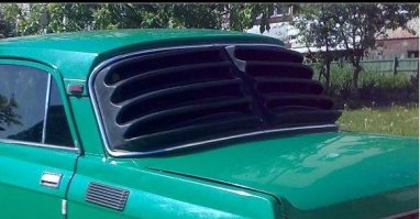 Антеннами любили утыкать всю машину, ну и эту уродскую решётку ставить.