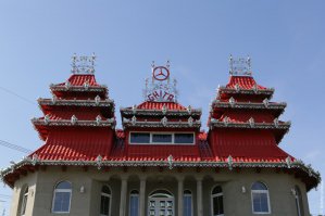 Ещё один комизм румынской действительности-особняки цыган.