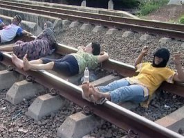 Дорога железная, как ниточка, тянется