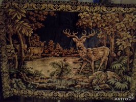 Хотя бы один ковёр повесили.Стало бы веселее.