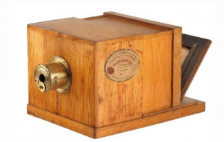 1). Daguerreotype, созданный французской компанией Susse Freres в далеком 1839 году.2010-ом фотоаппарат был выставлен на аукцион за 200 тысяч евро, однако в итоге его стоимость составила целых 732 000 евро. 2). В 1923 году на свет появился седьмой экземпляр Leica 0-Serie (Nr.107), а всего их было выпущено 25 штук.В 2011-ом состоялся аукцион, где был восставлен фотоаппарат. Его первоначальная цена составила относительно скромные 200 000 евро, но в итоге она увеличилась до 1,3 миллиона!