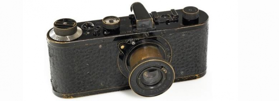 1). Daguerreotype, созданный французской компанией Susse Freres в далеком 1839 году.2010-ом фотоаппарат был выставлен на аукцион за 200 тысяч евро, однако в итоге его стоимость составила целых 732 000 евро. 2). В 1923 году на свет появился седьмой экземпляр Leica 0-Serie (Nr.107), а всего их было выпущено 25 штук.В 2011-ом состоялся аукцион, где был восставлен фотоаппарат. Его первоначальная цена составила относительно скромные 200 000 евро, но в итоге она увеличилась до 1,3 миллиона!
