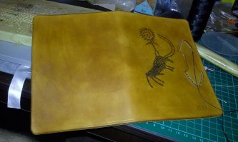 Собственно сам процесс. Прокраску и тиснение рисунка не запечатлел, уж простите.