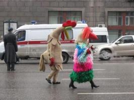 Как органично эта парочка смотрится на фоне скорой помощи)))